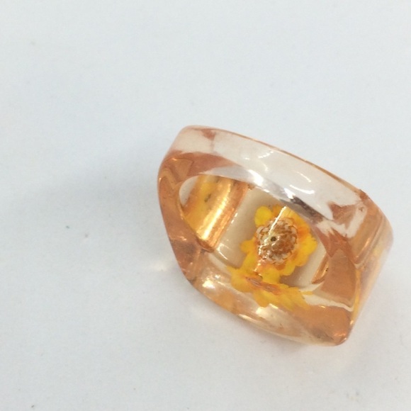 3/$30 VINTAGE PLASTIC CLEAR LUCITE PEACH ORANGE EMBEDDED FLOWER RING SIZE 4.75 - Picture 6 of 12